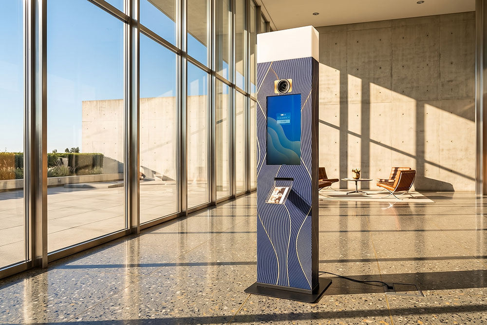 Hallo. Photo Premium-Fotobox mit Sofortdruck, aufgebaut in einem lichtdurchfluteten Foyer