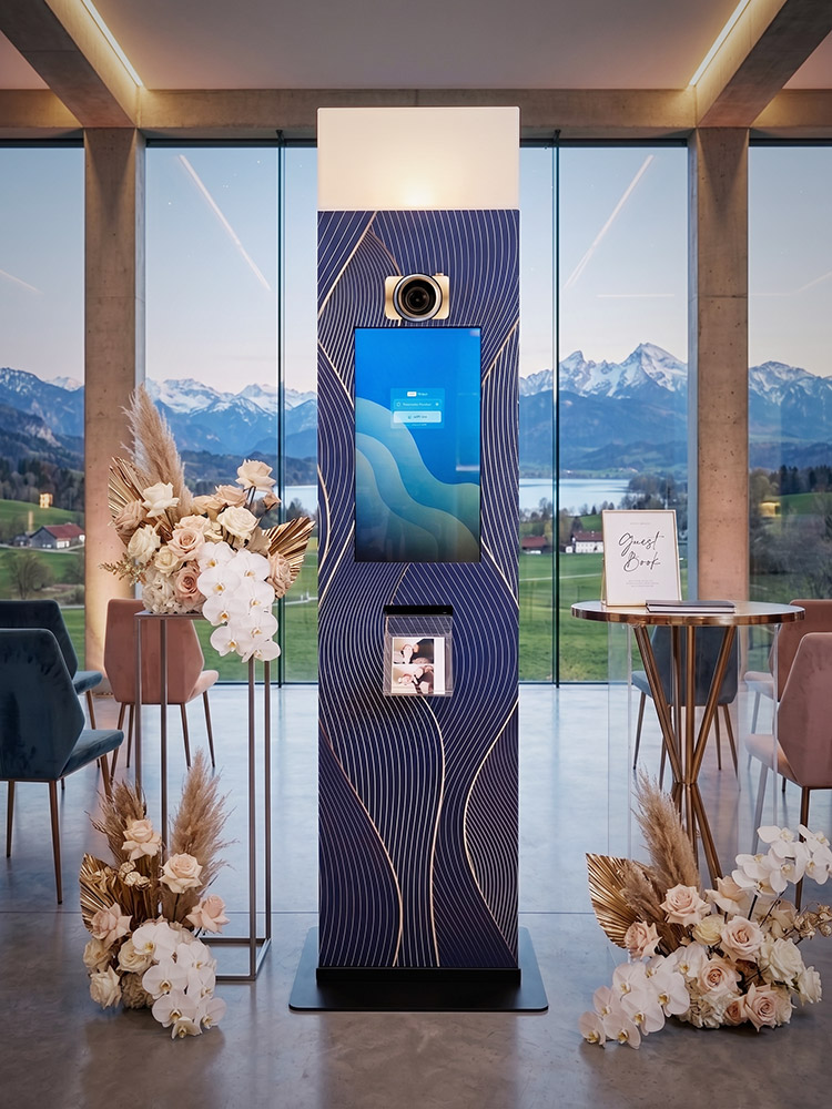 Hallo. Photo Fotobox mit Sofortdruck, aufgebaut in einer Eventlocation mit Alpenblick