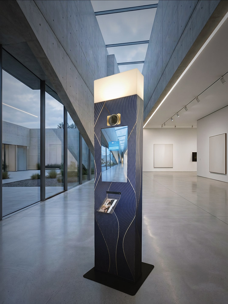 Hallo. Photo Fotobox in einer modernen Galerie-Architektur mit Sofortdruck-Ausgabe